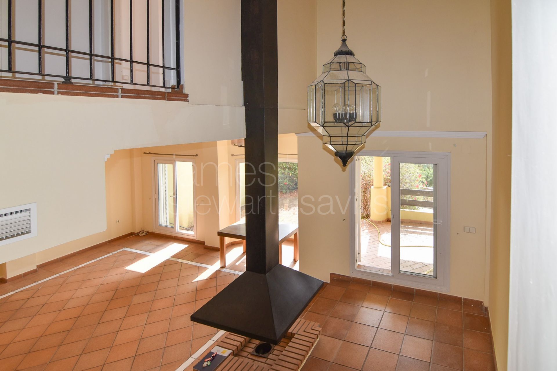 Townhouse with Solarium, Sea Views, and Potential Cinema Room in Hoyo 1, Sotogrande