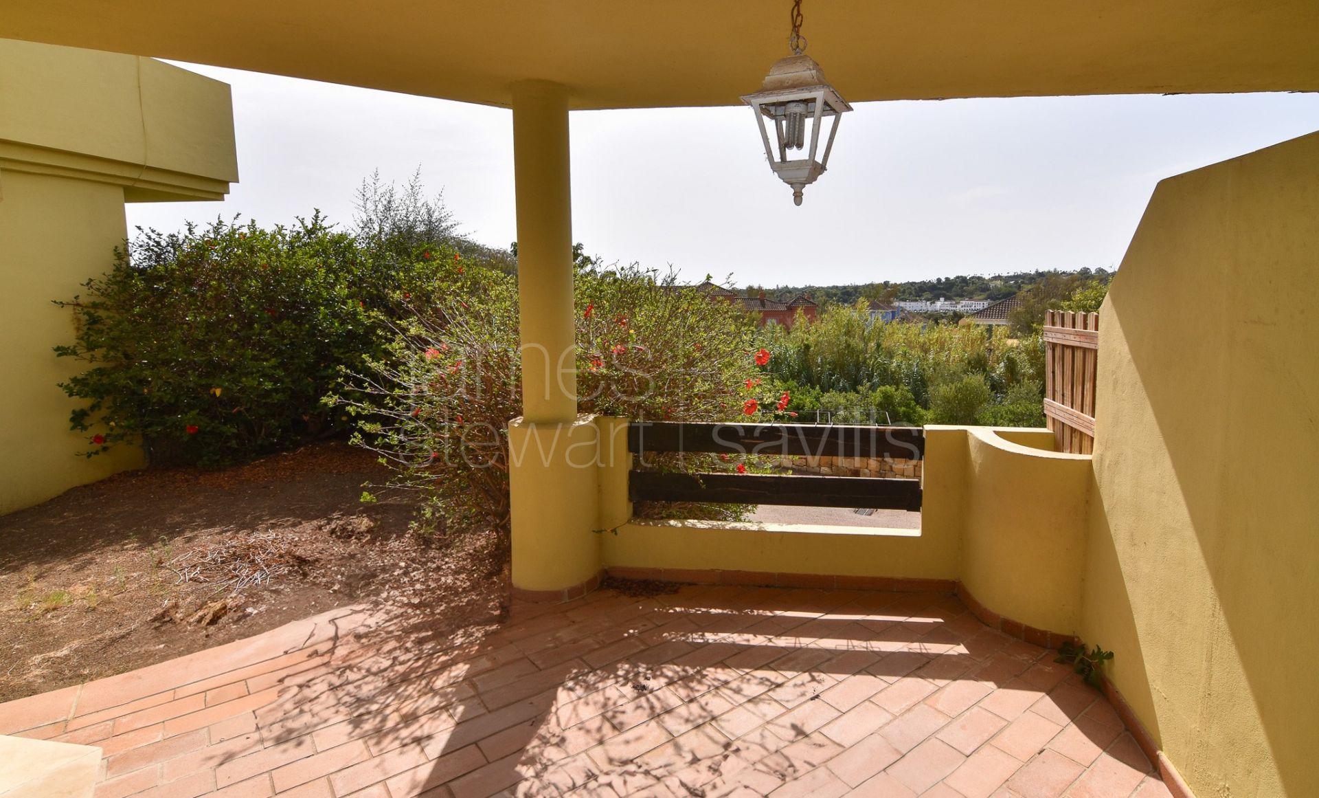 Townhouse with Solarium, Sea Views, and Potential Cinema Room in Hoyo 1, Sotogrande