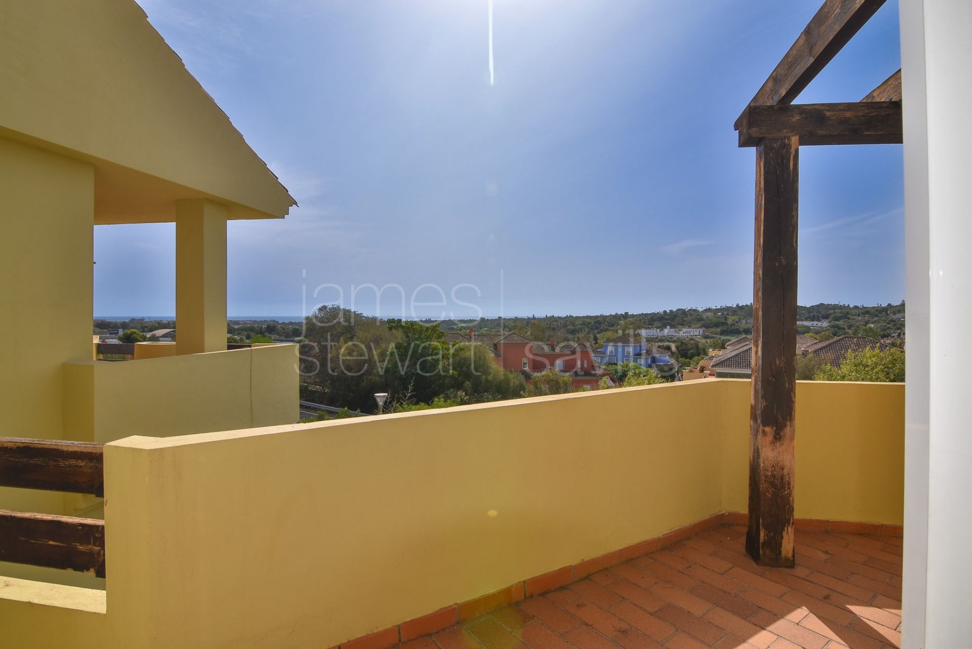 Townhouse with Solarium, Sea Views, and Potential Cinema Room in Hoyo 1, Sotogrande