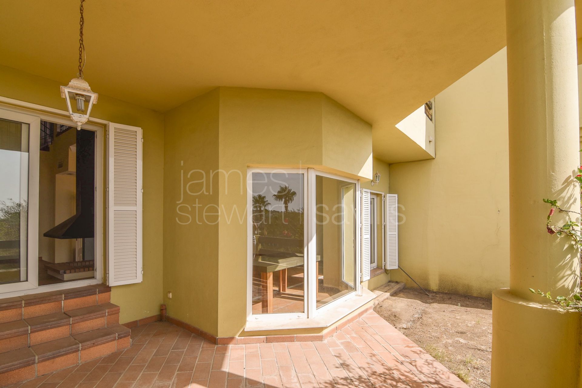 Townhouse with Solarium, Sea Views, and Potential Cinema Room in Hoyo 1, Sotogrande