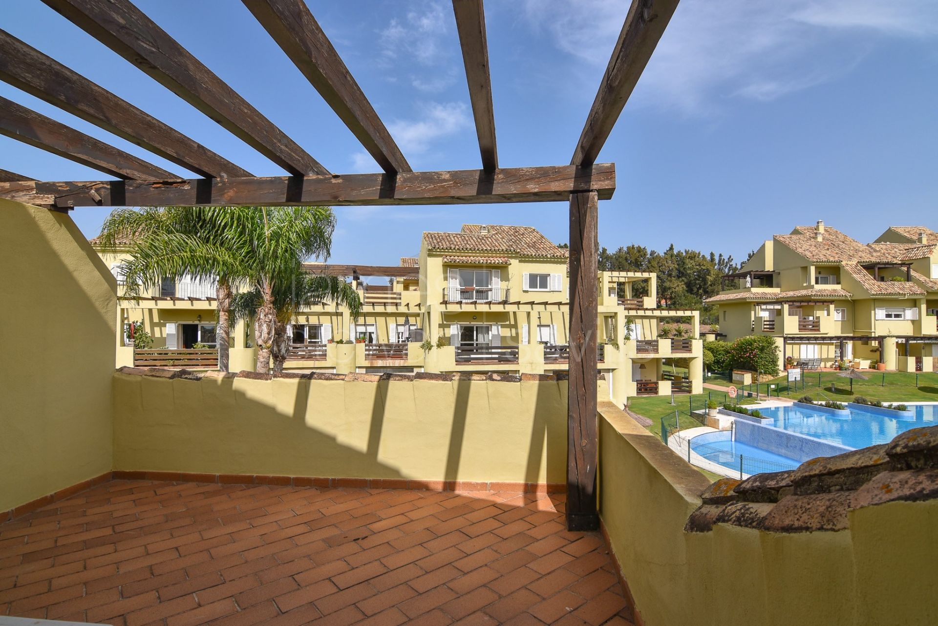 Townhouse with Solarium, Sea Views, and Potential Cinema Room in Hoyo 1, Sotogrande