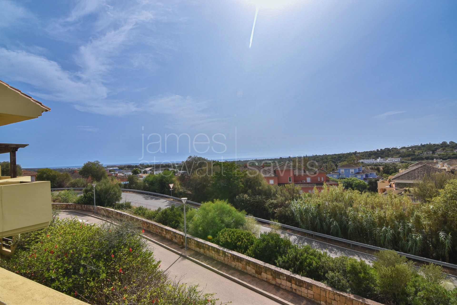 Adosado con solárium , vistas al mar y posible Sala de Cine en Hoyo 1, Sotogrande