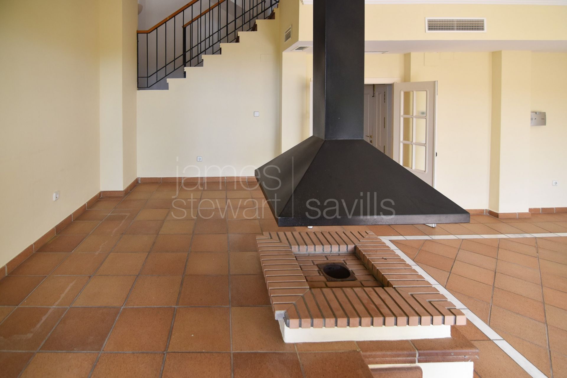 Townhouse with Solarium, Sea Views, and Potential Cinema Room in Hoyo 1, Sotogrande