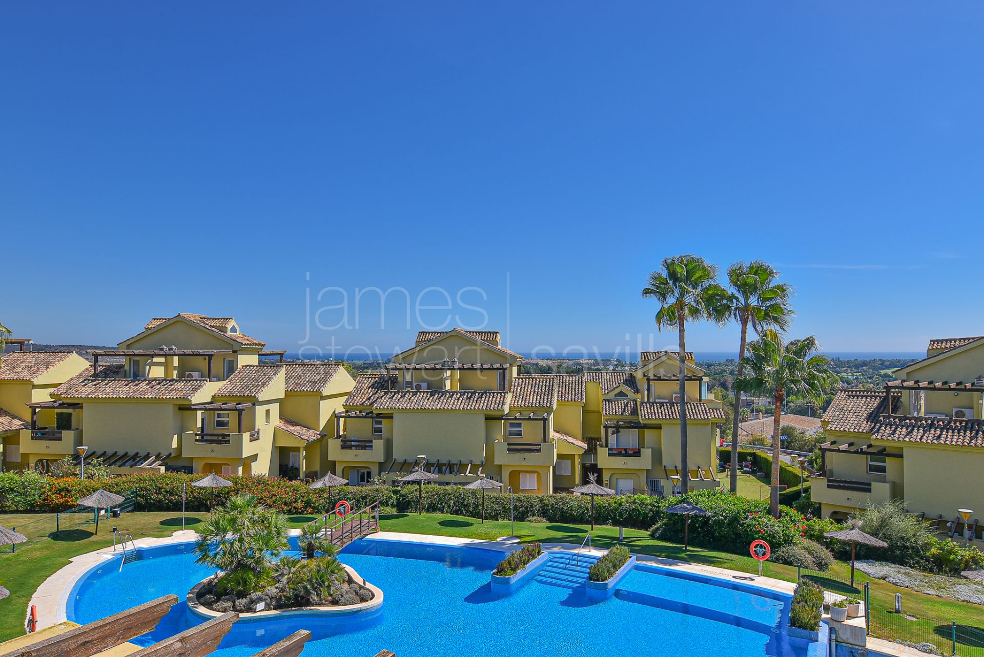 Townhouse with Solarium, Sea Views, and Potential Cinema Room in Hoyo 1, Sotogrande