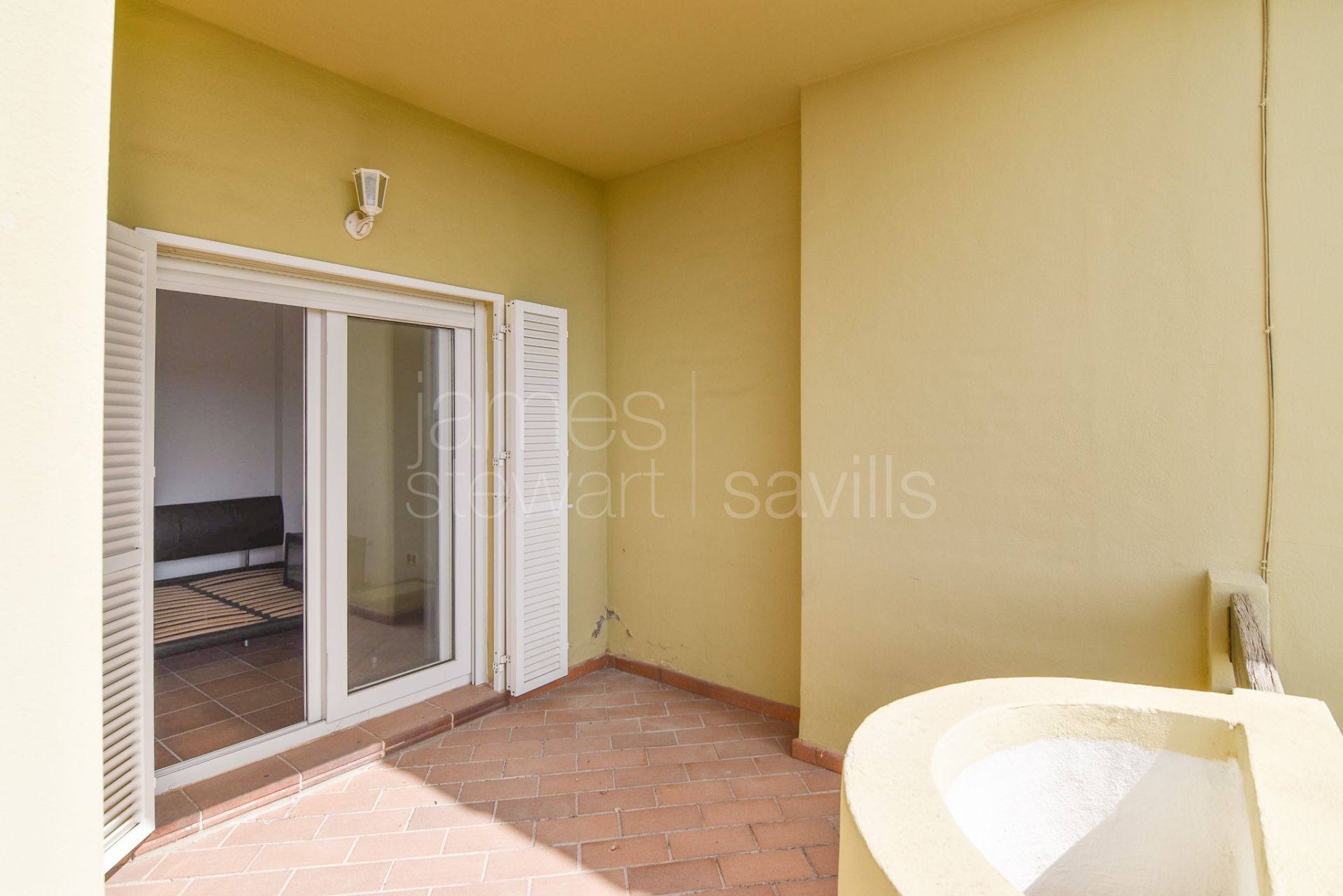 Townhouse with Solarium, Sea Views, and Potential Cinema Room in Hoyo 1, Sotogrande