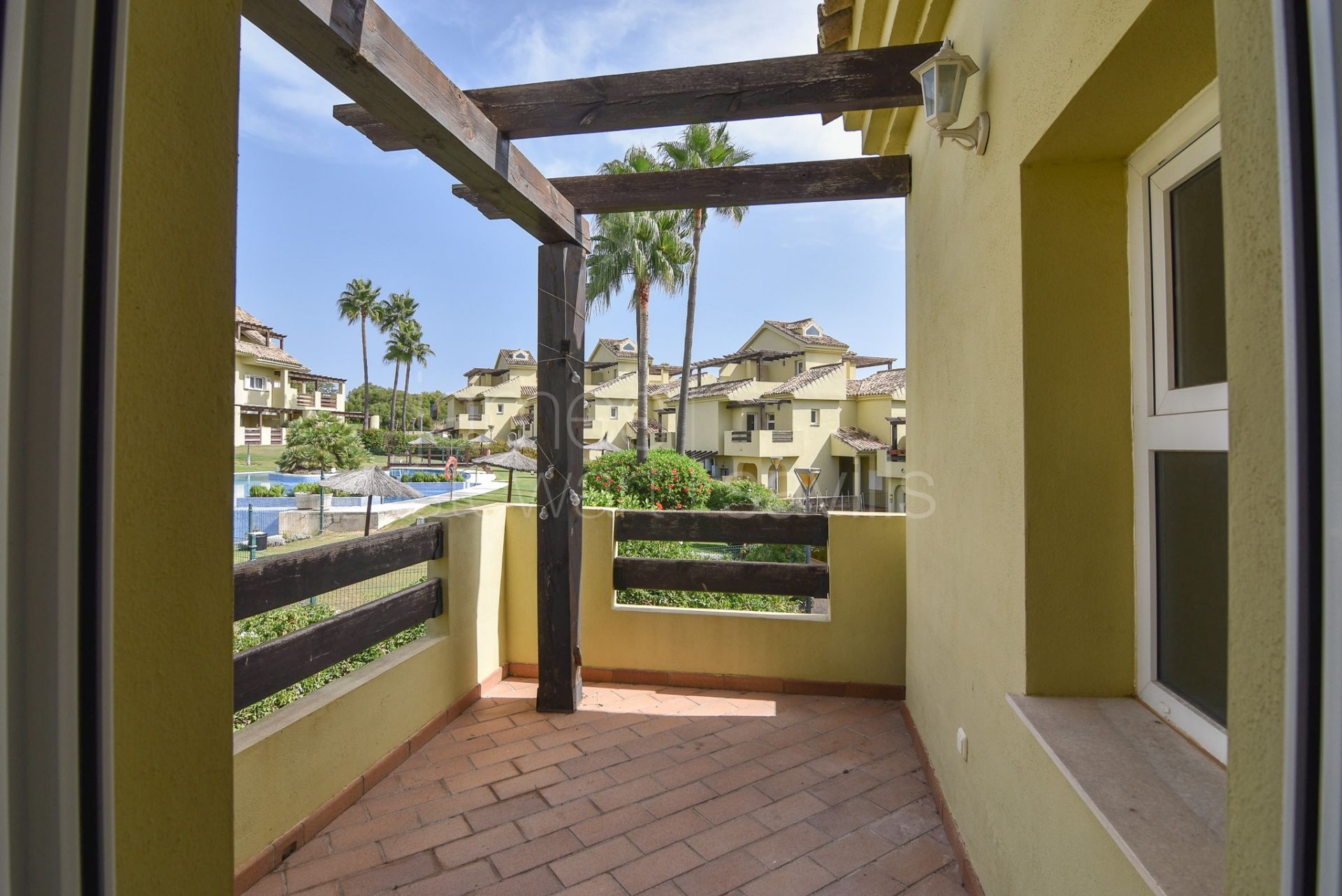 Townhouse with Solarium, Sea Views, and Potential Cinema Room in Hoyo 1, Sotogrande