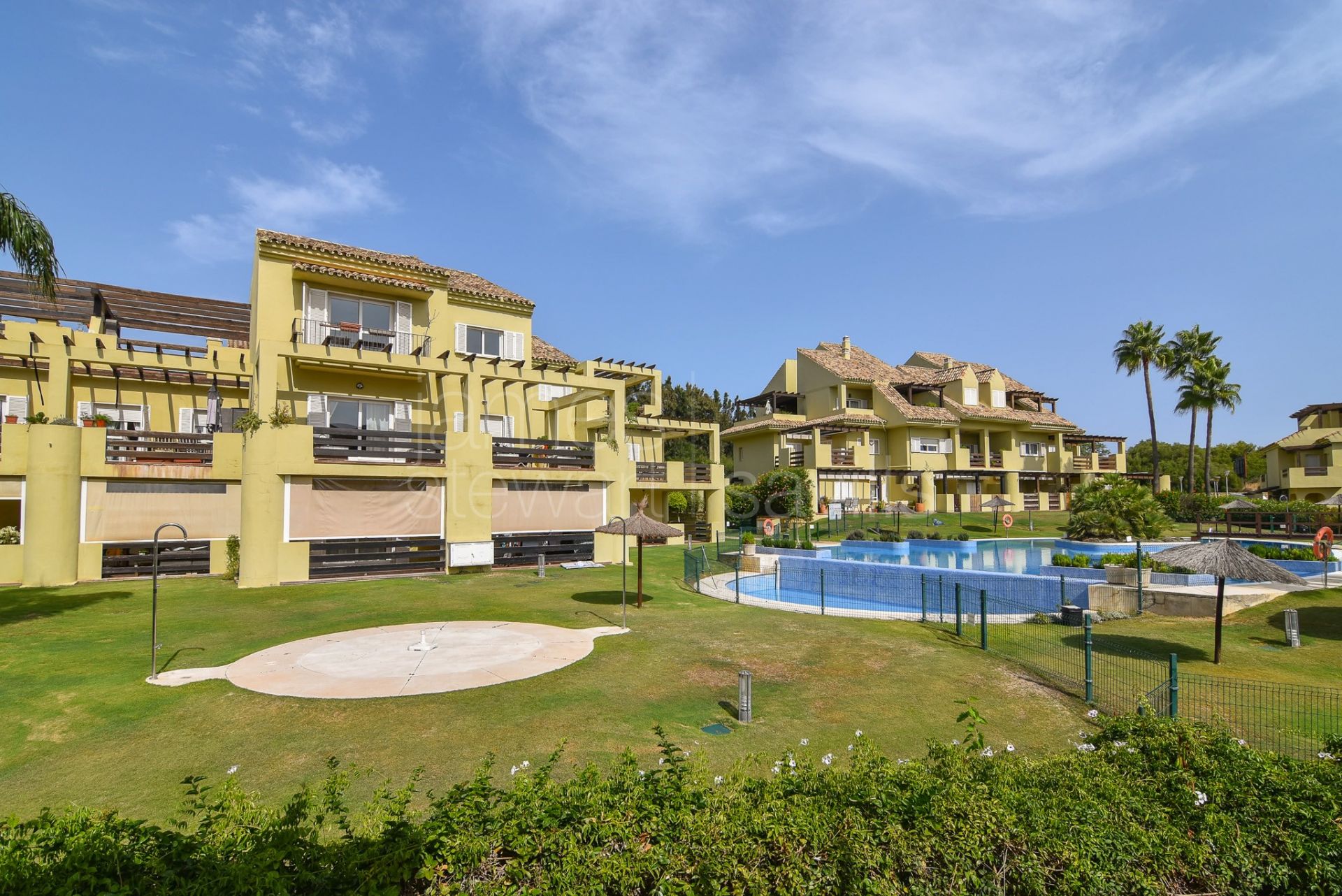 Adosado con solárium , vistas al mar y posible Sala de Cine en Hoyo 1, Sotogrande