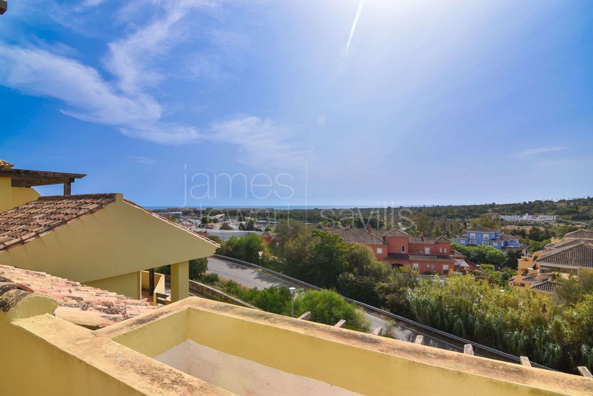 Adosado con solárium , vistas al mar y posible Sala de Cine en Hoyo 1, Sotogrande