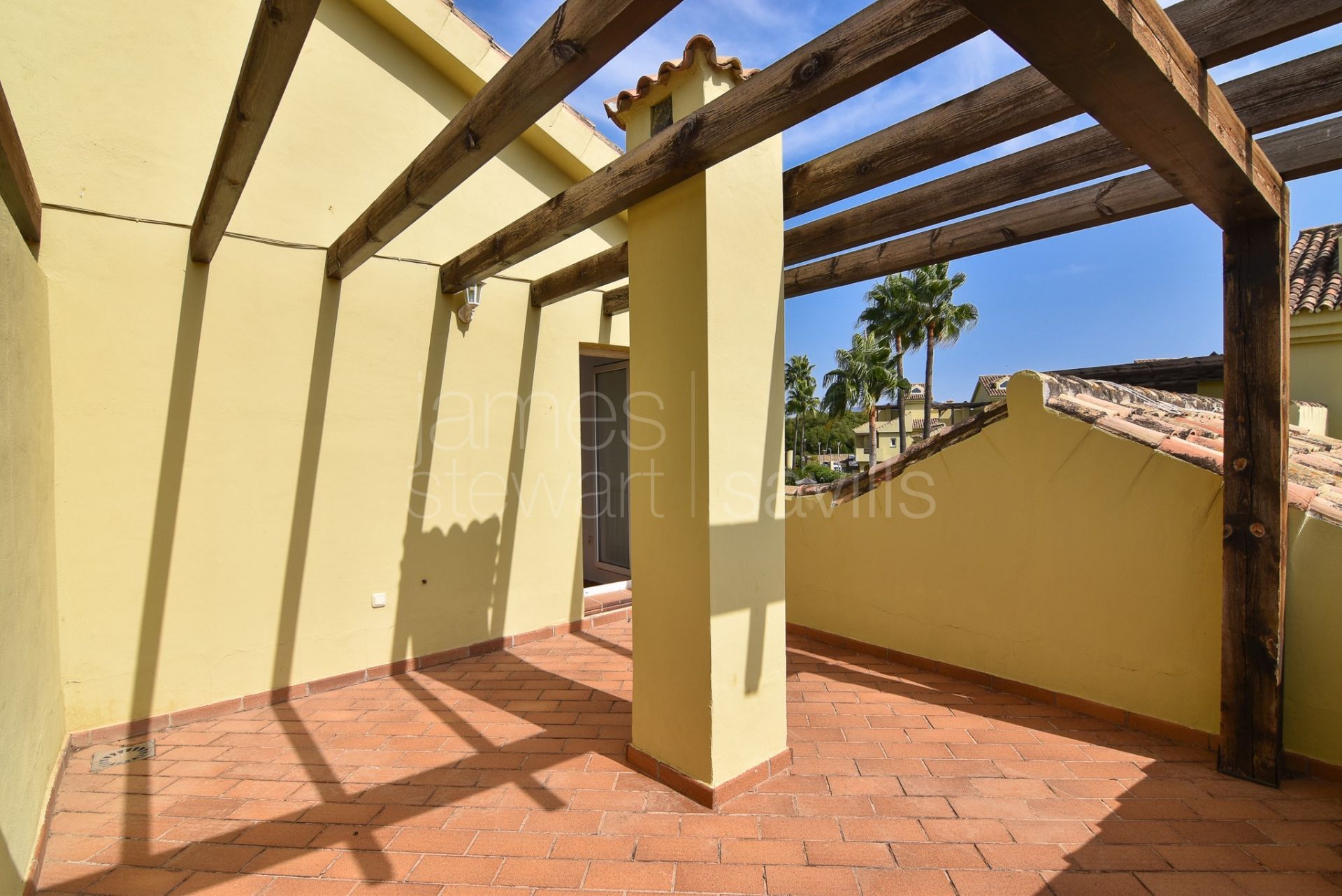 Townhouse with Solarium, Sea Views, and Potential Cinema Room in Hoyo 1, Sotogrande