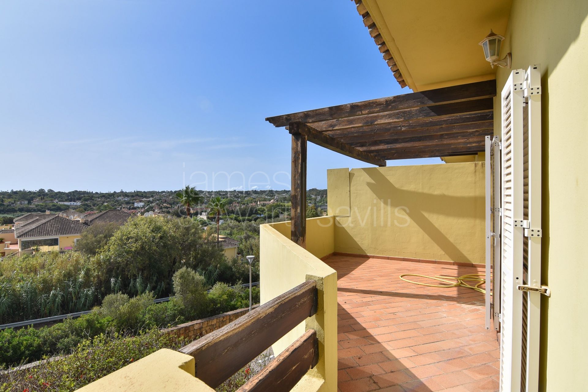 Adosado con solárium , vistas al mar y posible Sala de Cine en Hoyo 1, Sotogrande