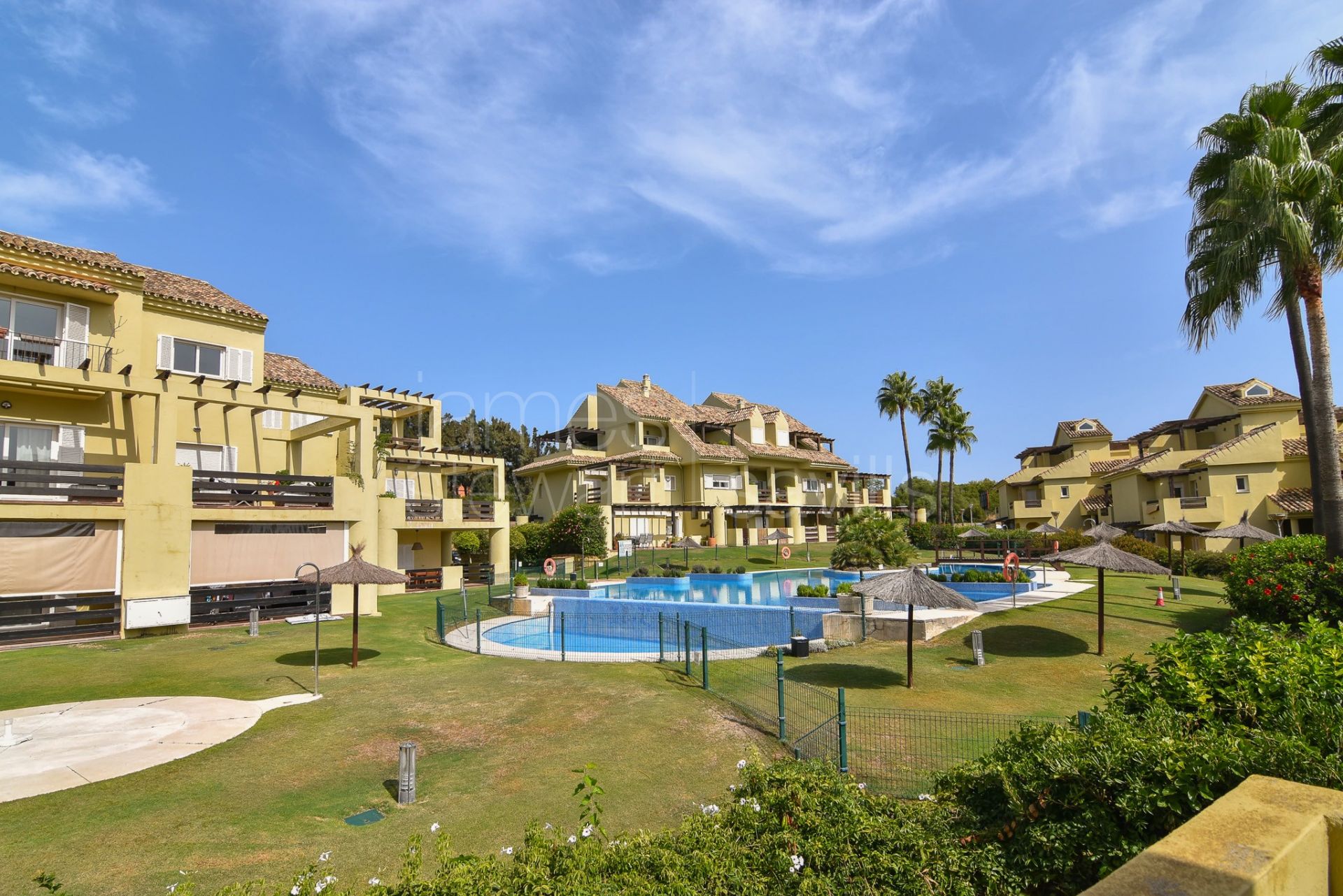 Adosado con solárium , vistas al mar y posible Sala de Cine en Hoyo 1, Sotogrande