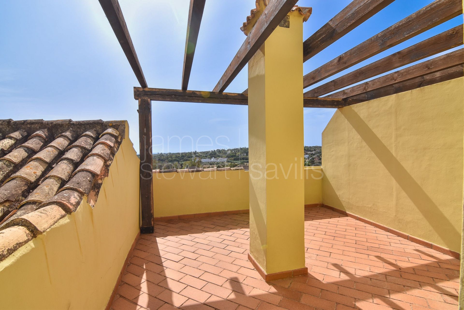 Adosado con solárium , vistas al mar y posible Sala de Cine en Hoyo 1, Sotogrande