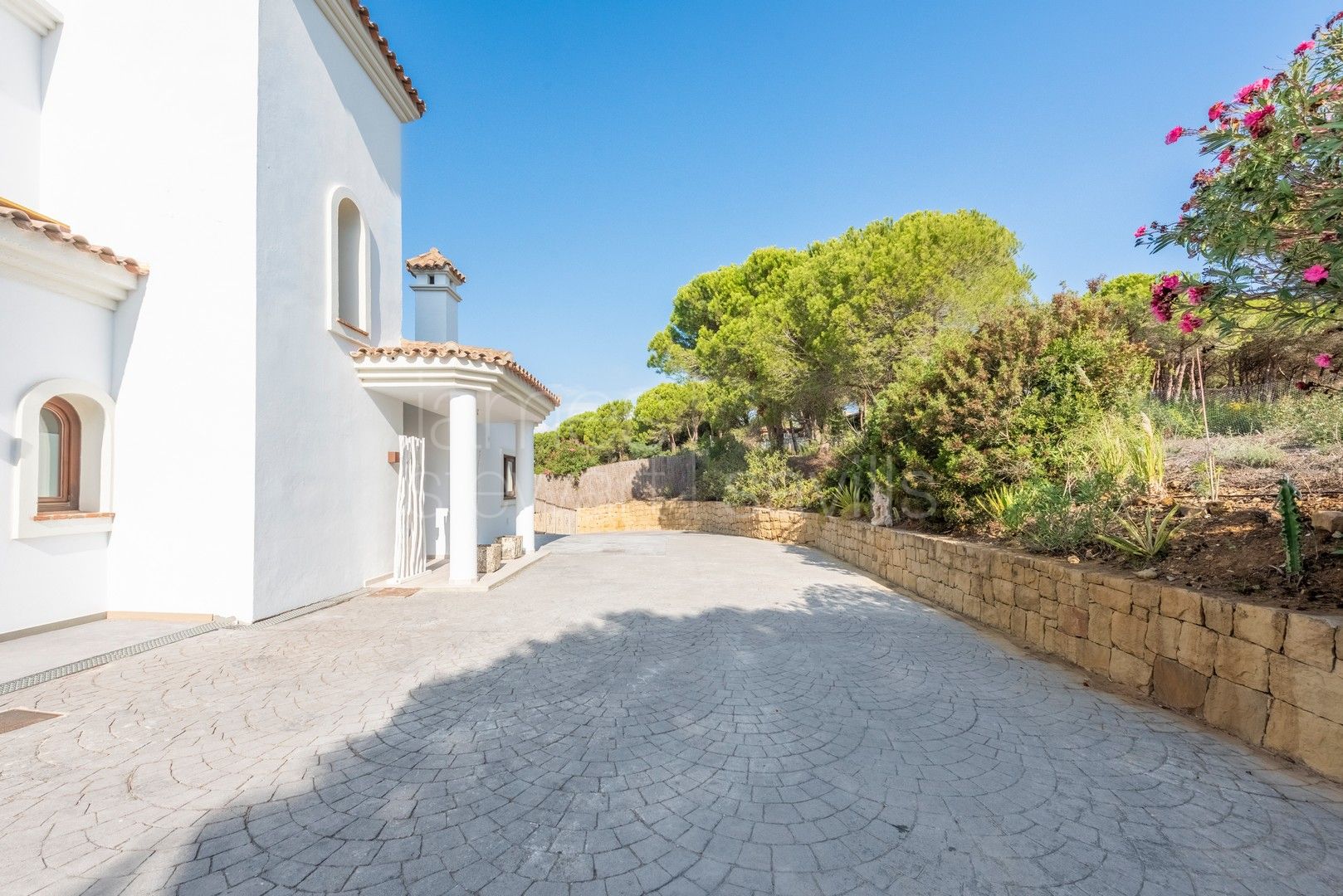 Renovated Sotogrande Alto Villa for Sale with Almenara Lake and Golf Views