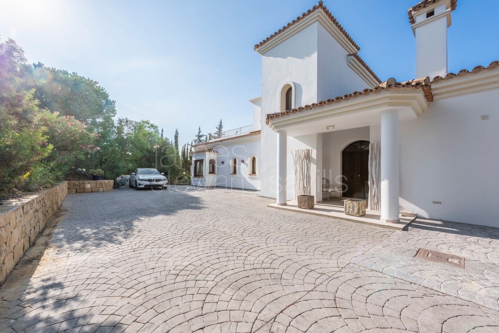 Renovated Sotogrande Alto Villa for Sale with Almenara Lake and Golf Views