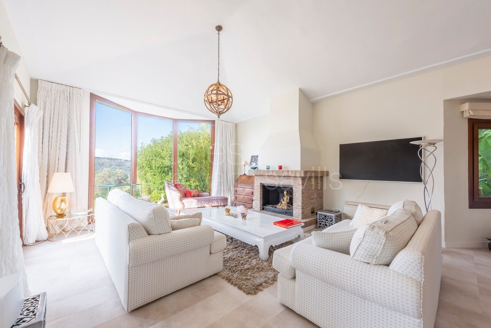 Renovated Sotogrande Alto Villa for Sale with Almenara Lake and Golf Views