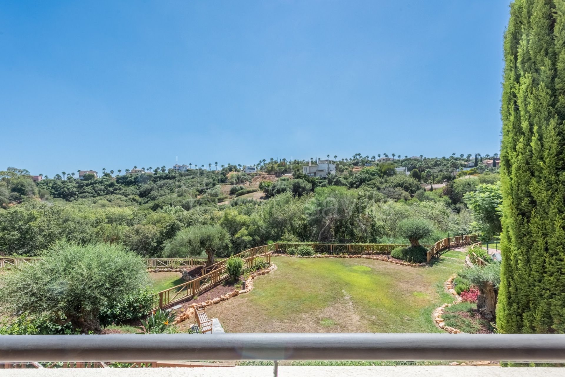 Apartamento elegante, amplio y luminoso con vistas panorámicas a la naturaleza