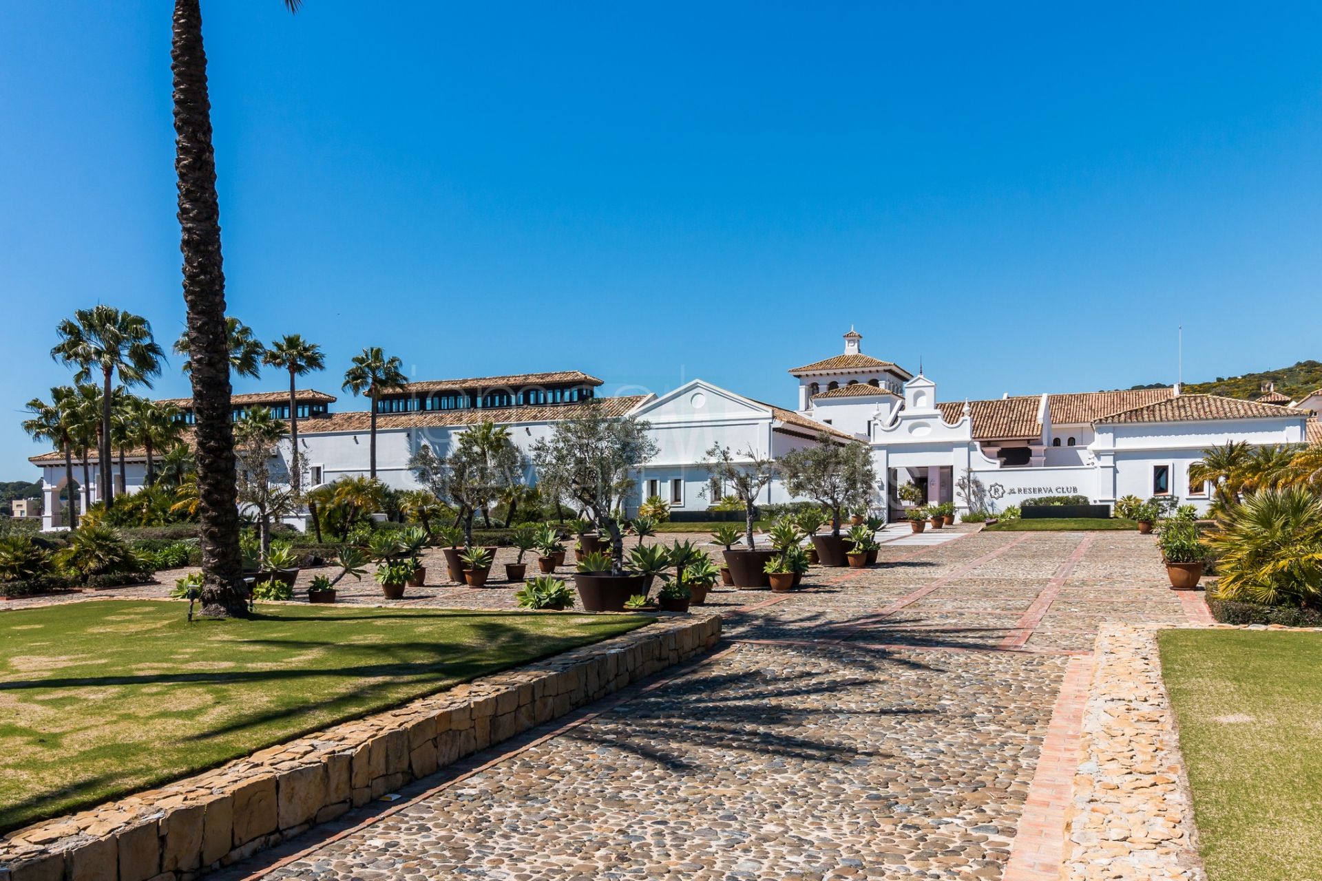 Casa Adosada de Estilo Andaluz en Los Cortijos de la Reserva, Sotogrande - Con Jardín Privado y Vistas al Mar