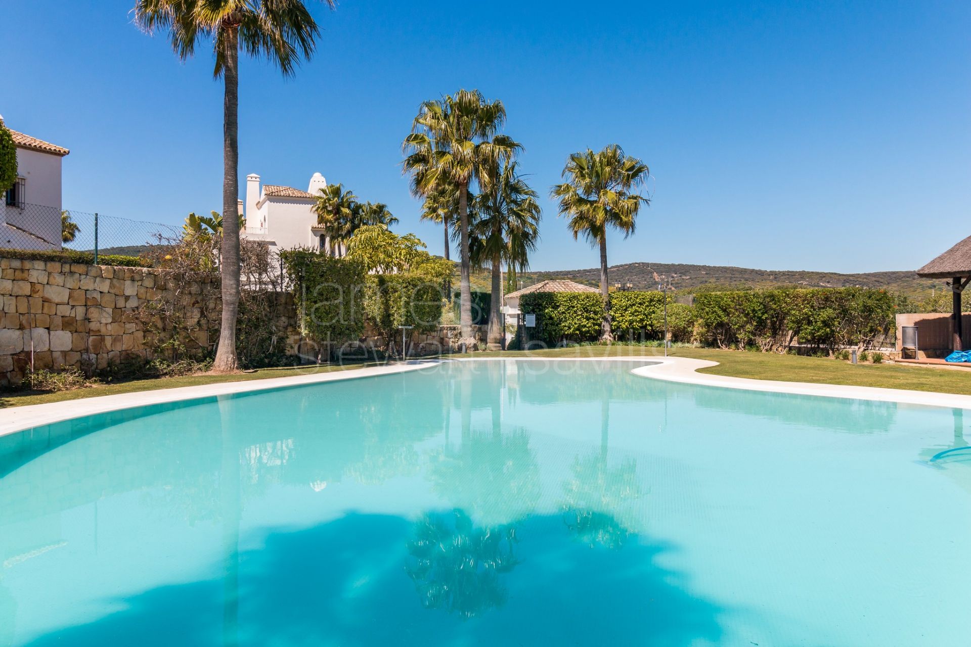 Casa Adosada de Estilo Andaluz en Los Cortijos de la Reserva, Sotogrande - Con Jardín Privado y Vistas al Mar