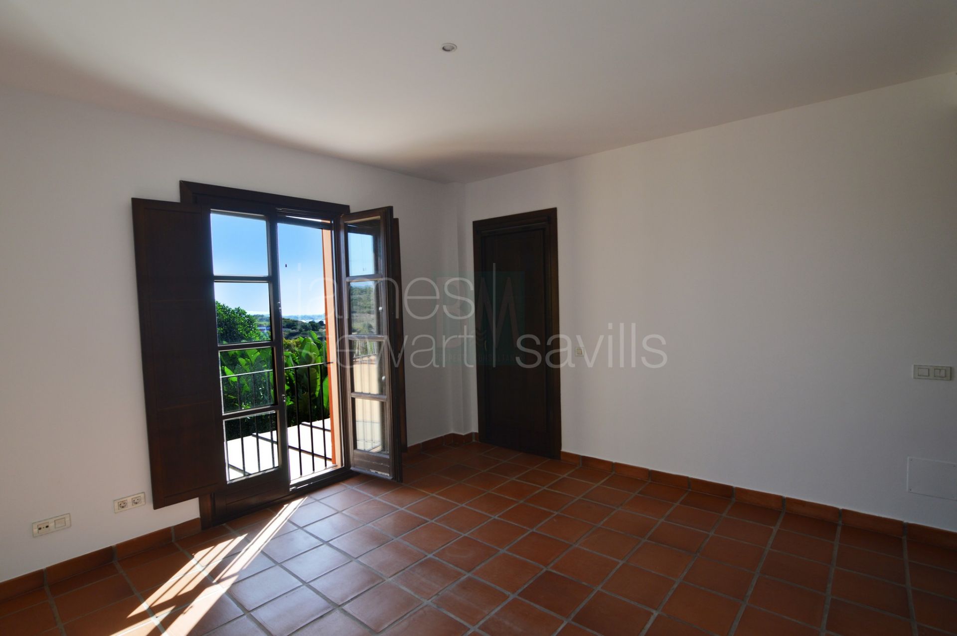 Casa Adosada de Estilo Andaluz en Los Cortijos de la Reserva, Sotogrande - Con Jardín Privado y Vistas al Mar