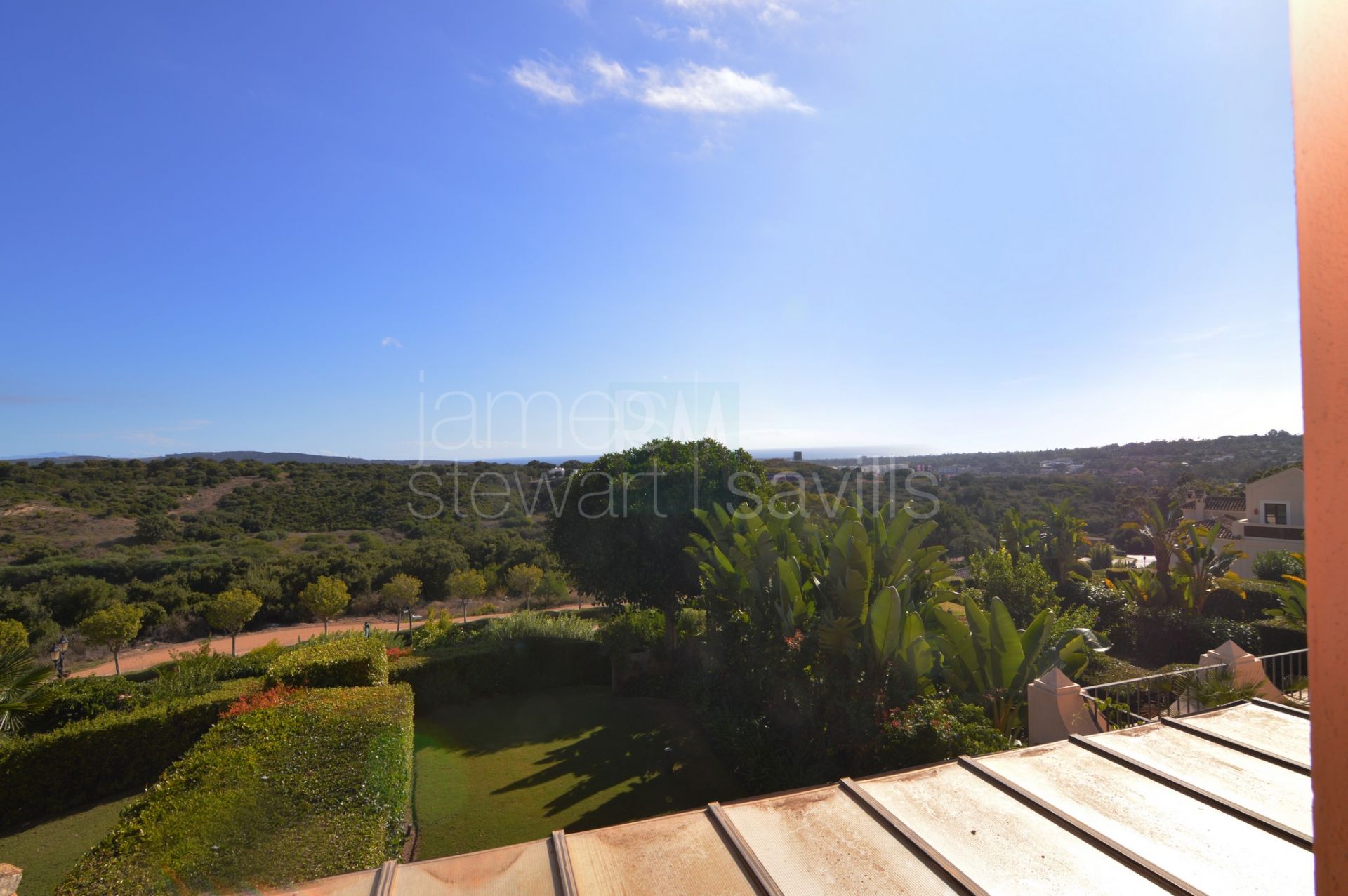 Casa Adosada de Estilo Andaluz en Los Cortijos de la Reserva, Sotogrande - Con Jardín Privado y Vistas al Mar