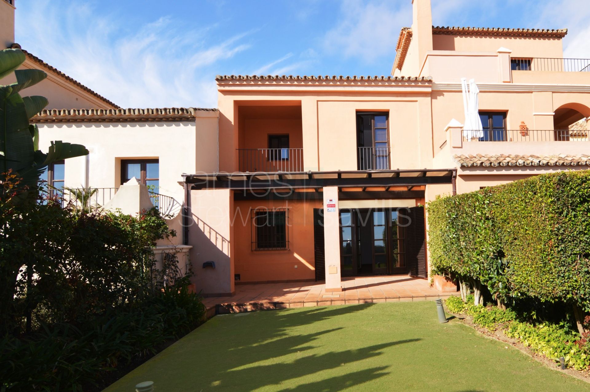 Casa Adosada de Estilo Andaluz en Los Cortijos de la Reserva, Sotogrande - Con Jardín Privado y Vistas al Mar