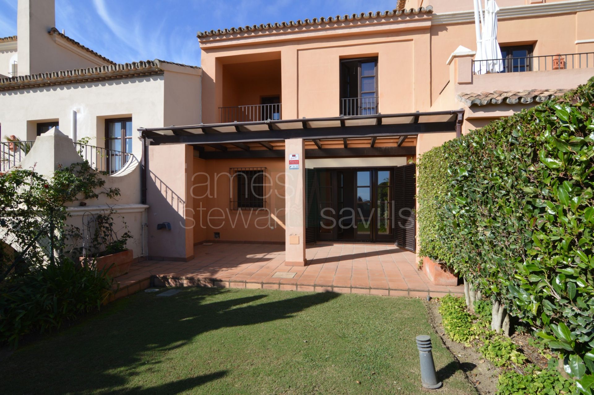 Casa Adosada de Estilo Andaluz en Los Cortijos de la Reserva, Sotogrande - Con Jardín Privado y Vistas al Mar