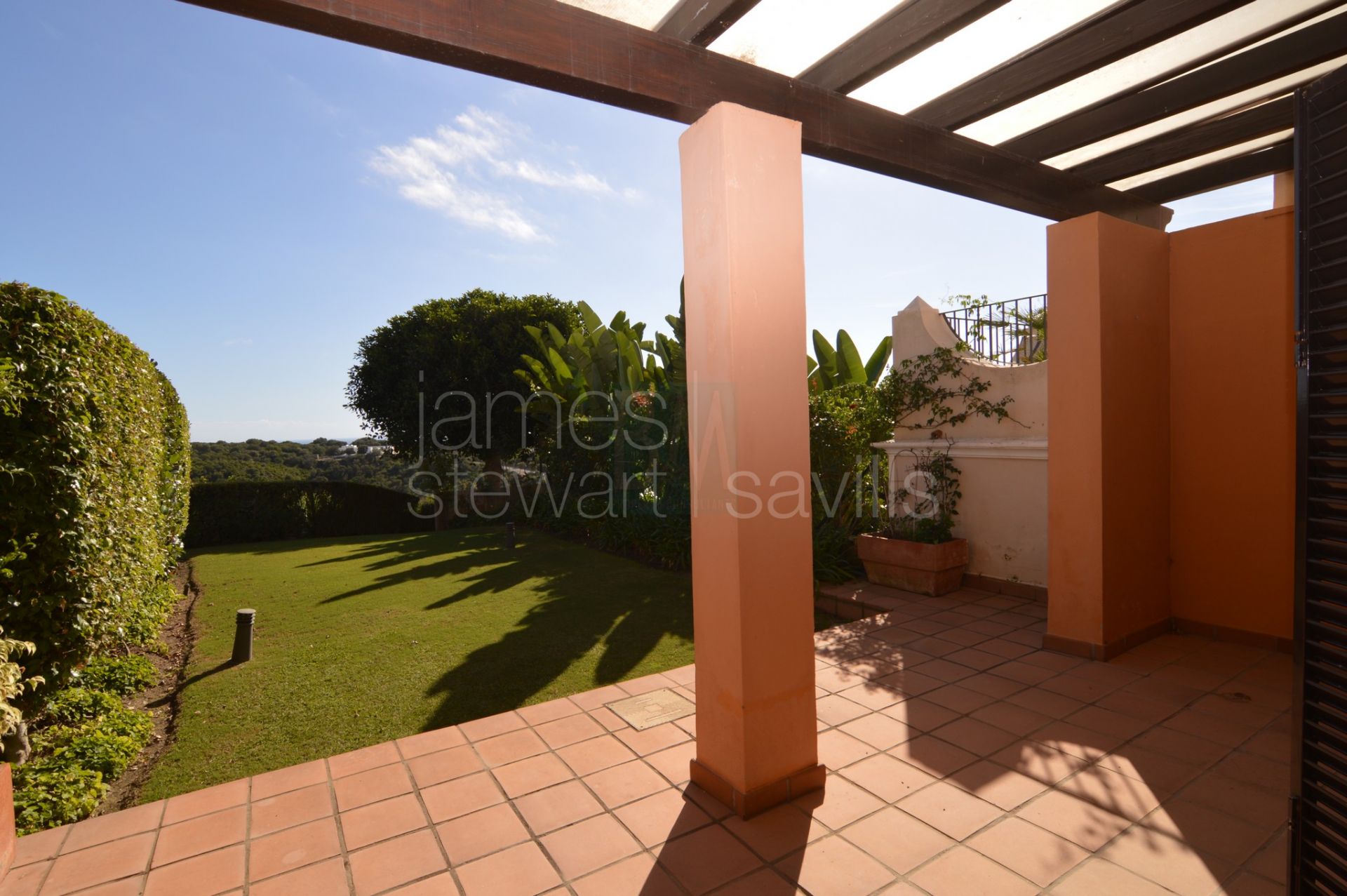 Casa Adosada de Estilo Andaluz en Los Cortijos de la Reserva, Sotogrande - Con Jardín Privado y Vistas al Mar