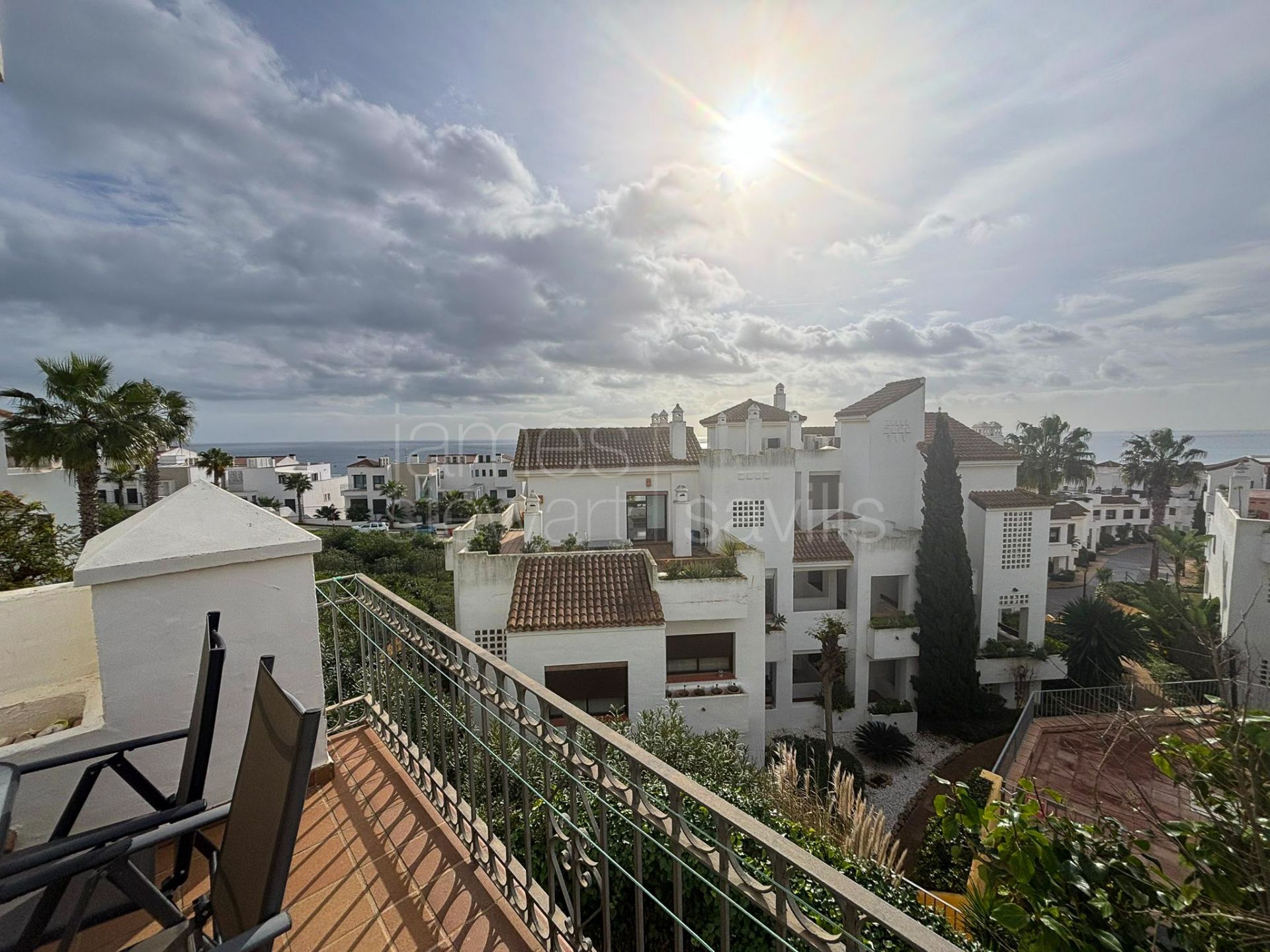 Great 2 bedroom apartment with sea views in the ever popular Alcaidesa