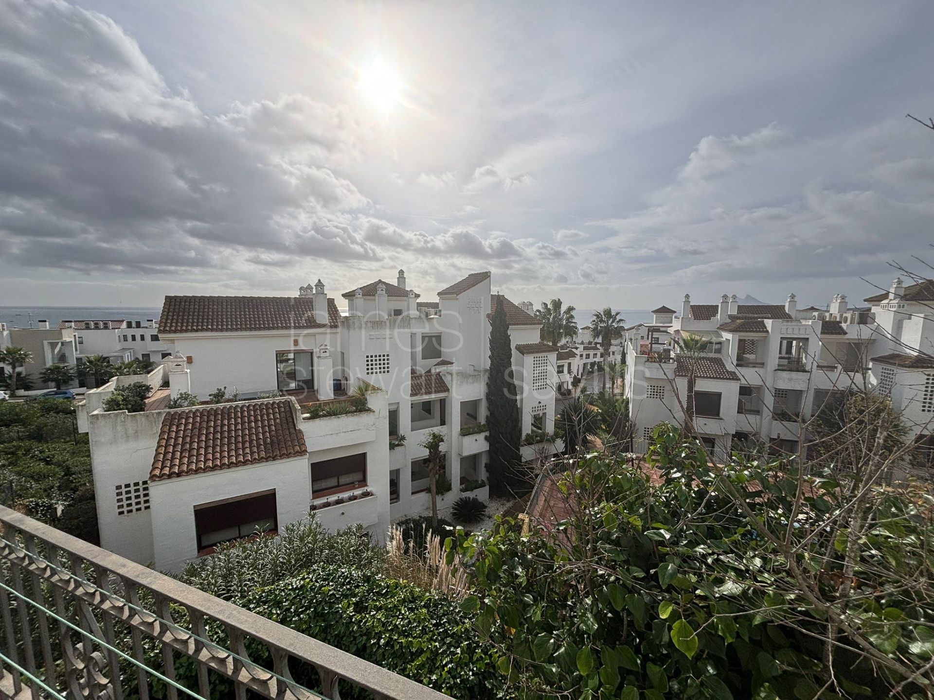 Great 2 bedroom apartment with sea views in the ever popular Alcaidesa