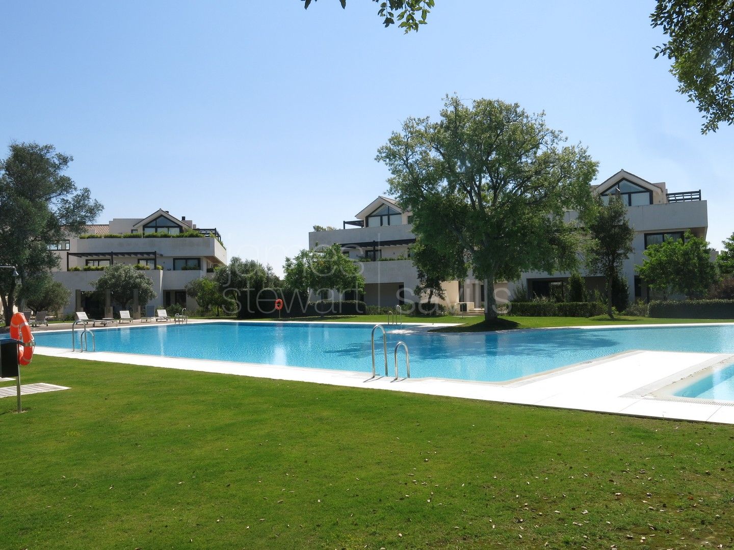 Elegante Apartamento con Jardín Privado en Hacienda de Valderrama