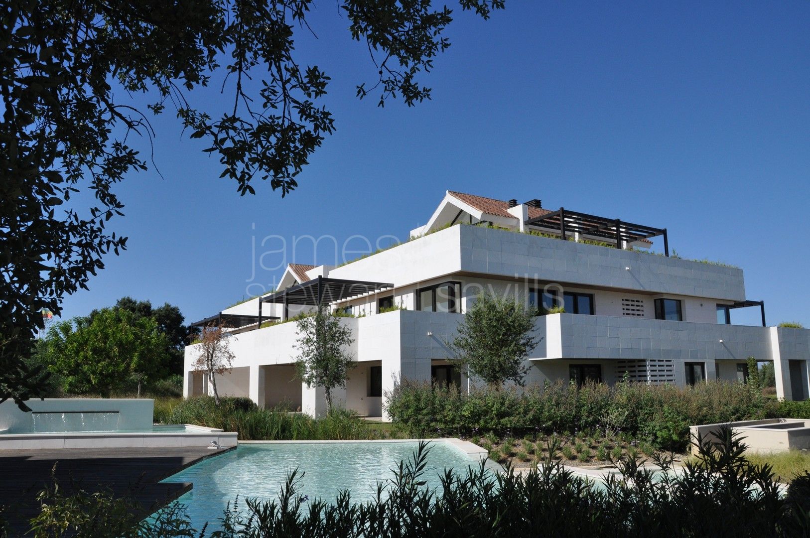 Elegante Apartamento con Jardín Privado en Hacienda de Valderrama