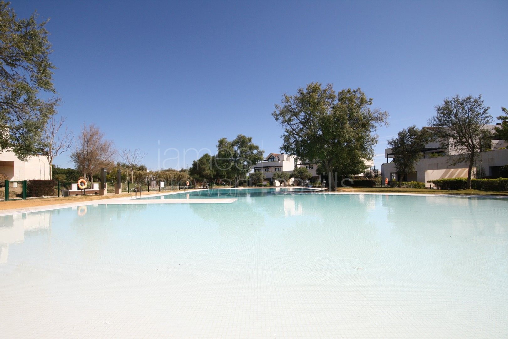 Elegante Apartamento con Jardín Privado en Hacienda de Valderrama