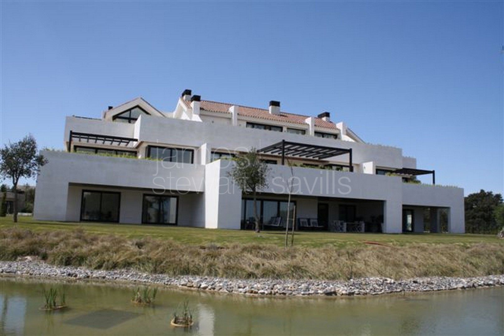 Elegante Apartamento con Jardín Privado en Hacienda de Valderrama