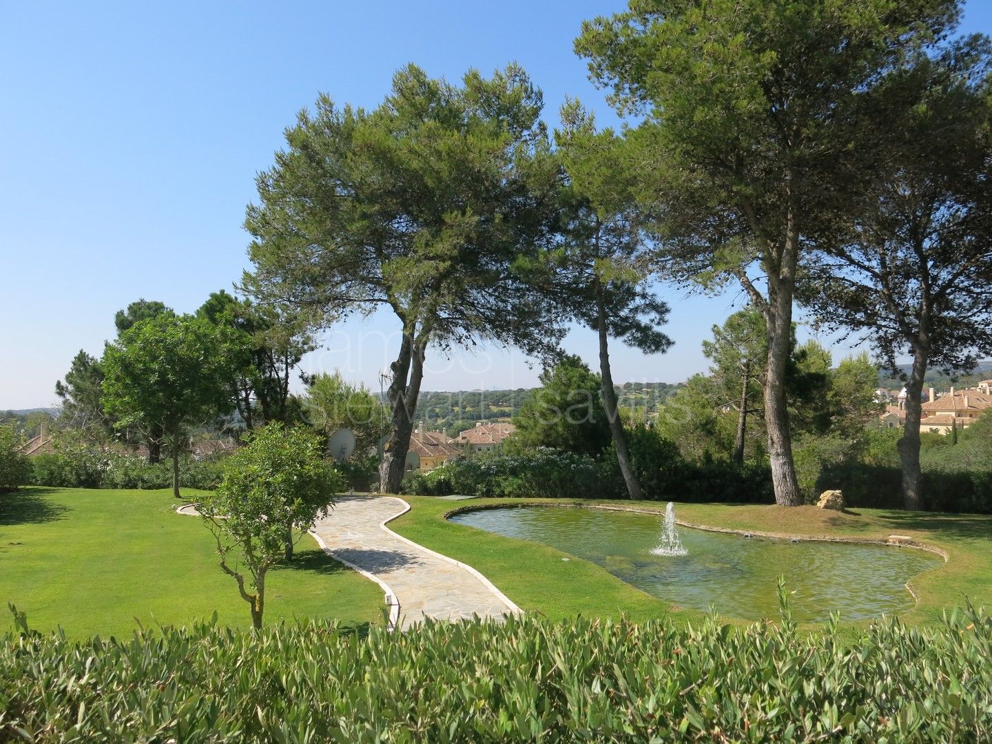 Elegant Ground Floor Apartment with Private Garden in Hacienda de Valderrama