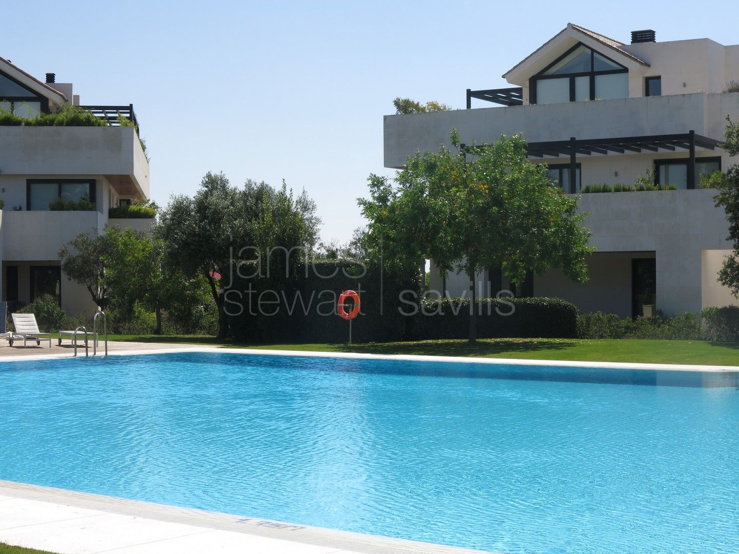 Elegant Ground Floor Apartment with Private Garden in Hacienda de Valderrama