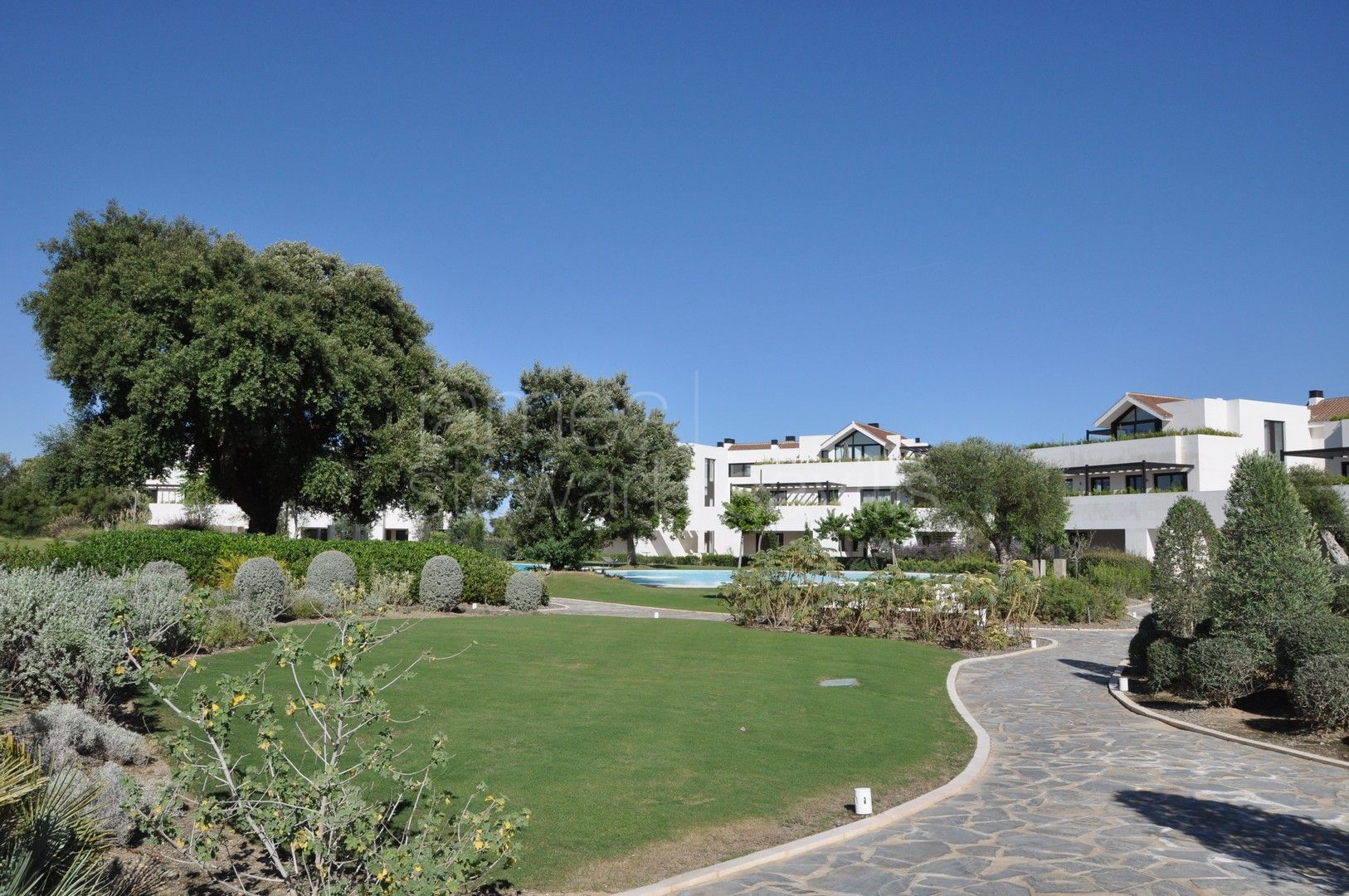 Elegante Apartamento con Jardín Privado en Hacienda de Valderrama