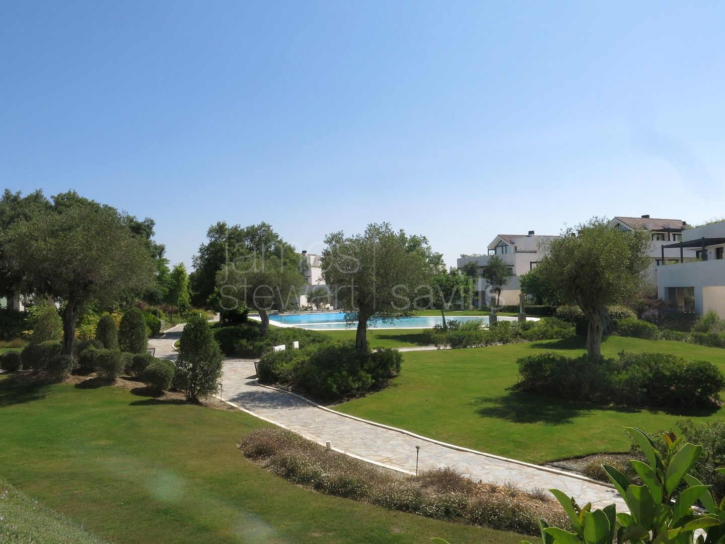 Elegant Ground Floor Apartment with Private Garden in Hacienda de Valderrama