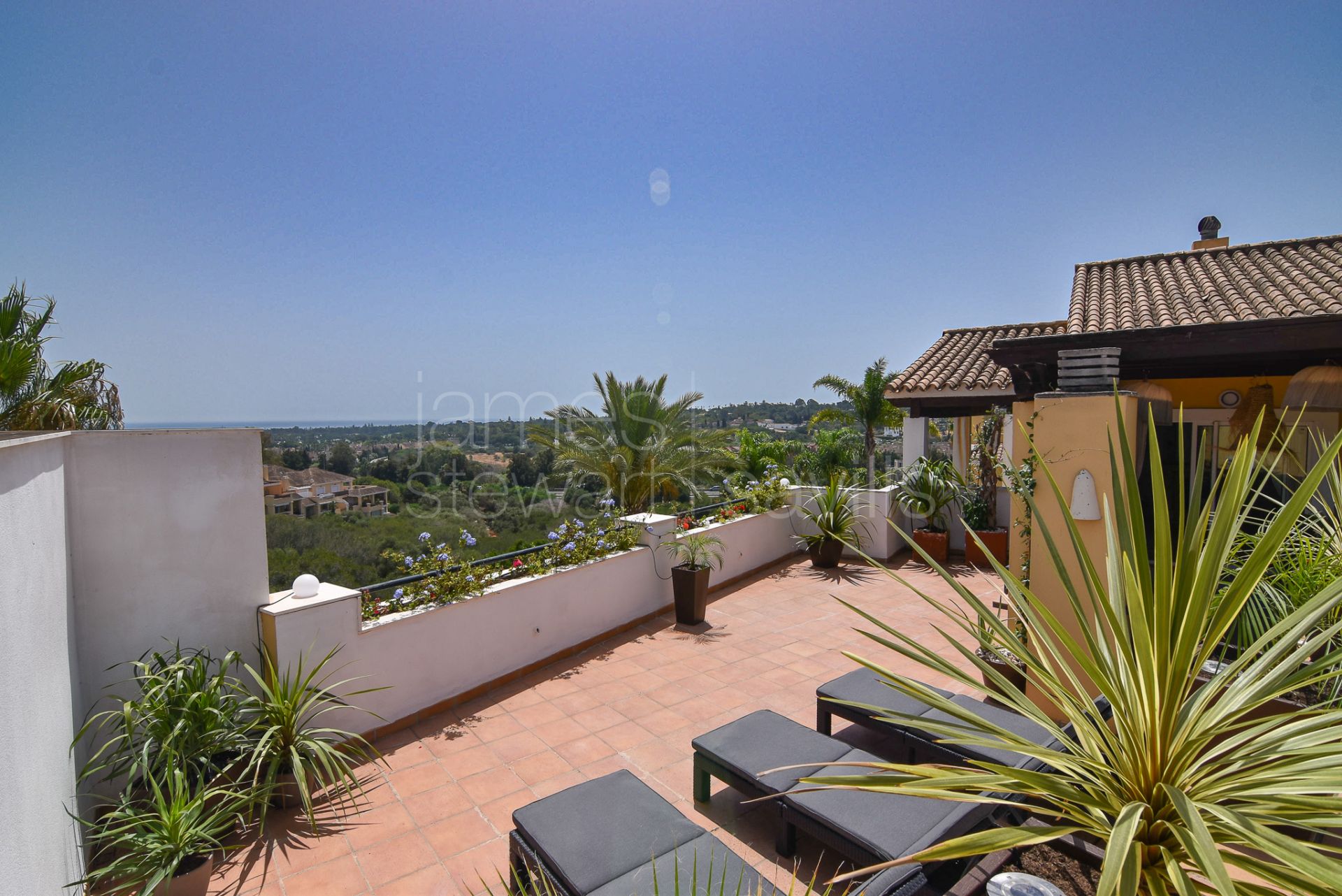 Ático con piscina privada y vistas al mar en Pueblo Nuevo junto a Sotogrande