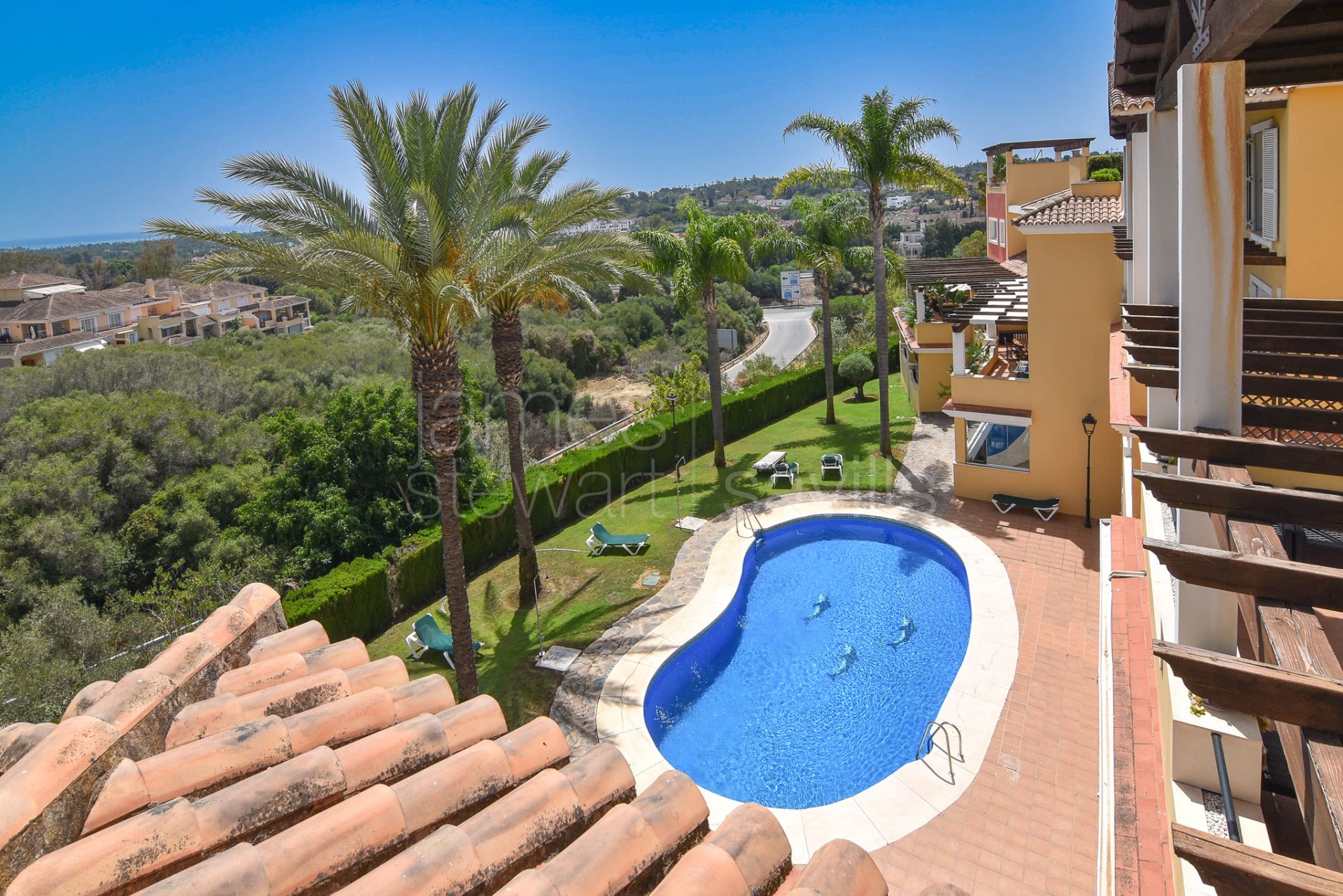 Ático con piscina privada y vistas al mar en Pueblo Nuevo junto a Sotogrande