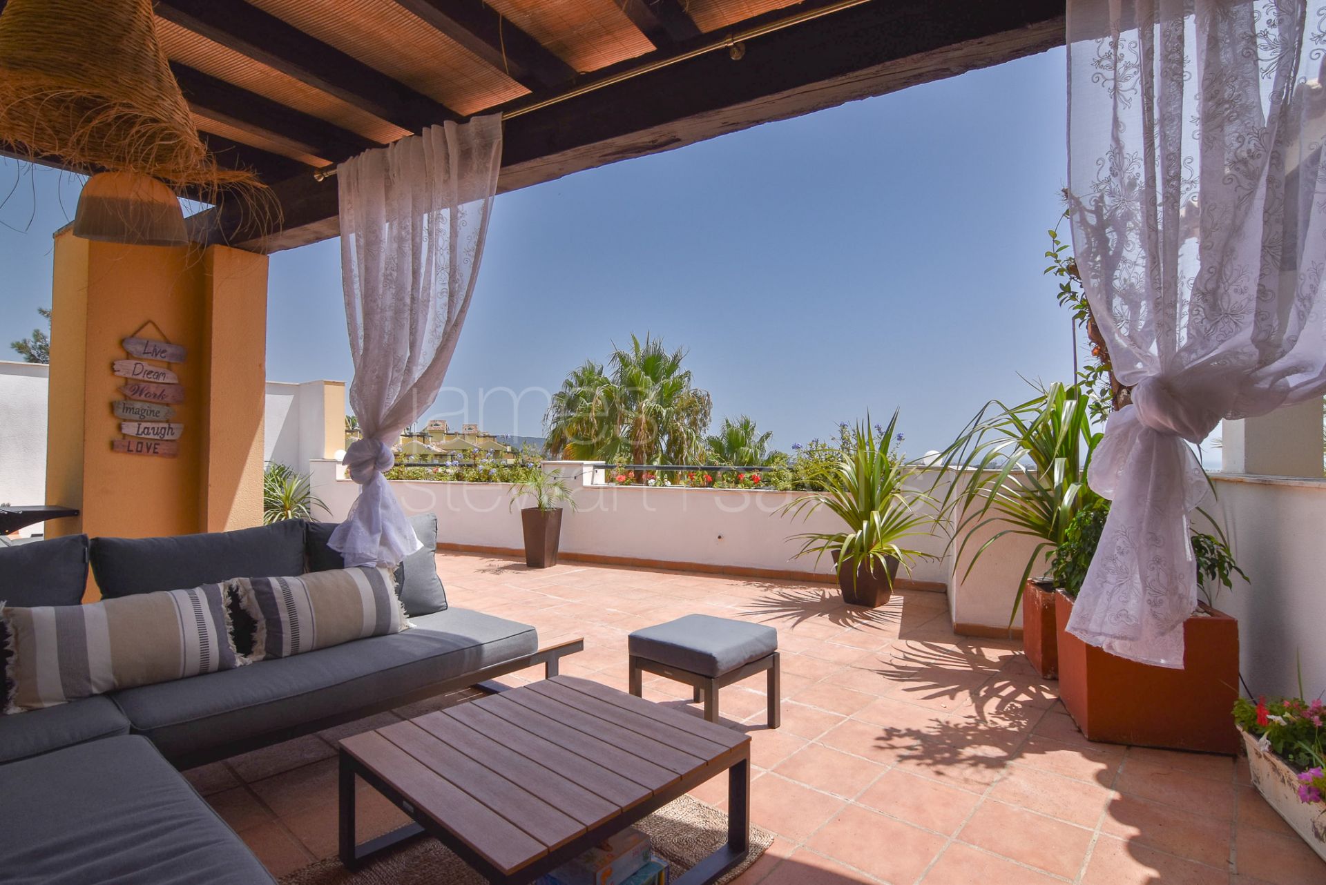 Ático con piscina privada y vistas al mar en Pueblo Nuevo junto a Sotogrande