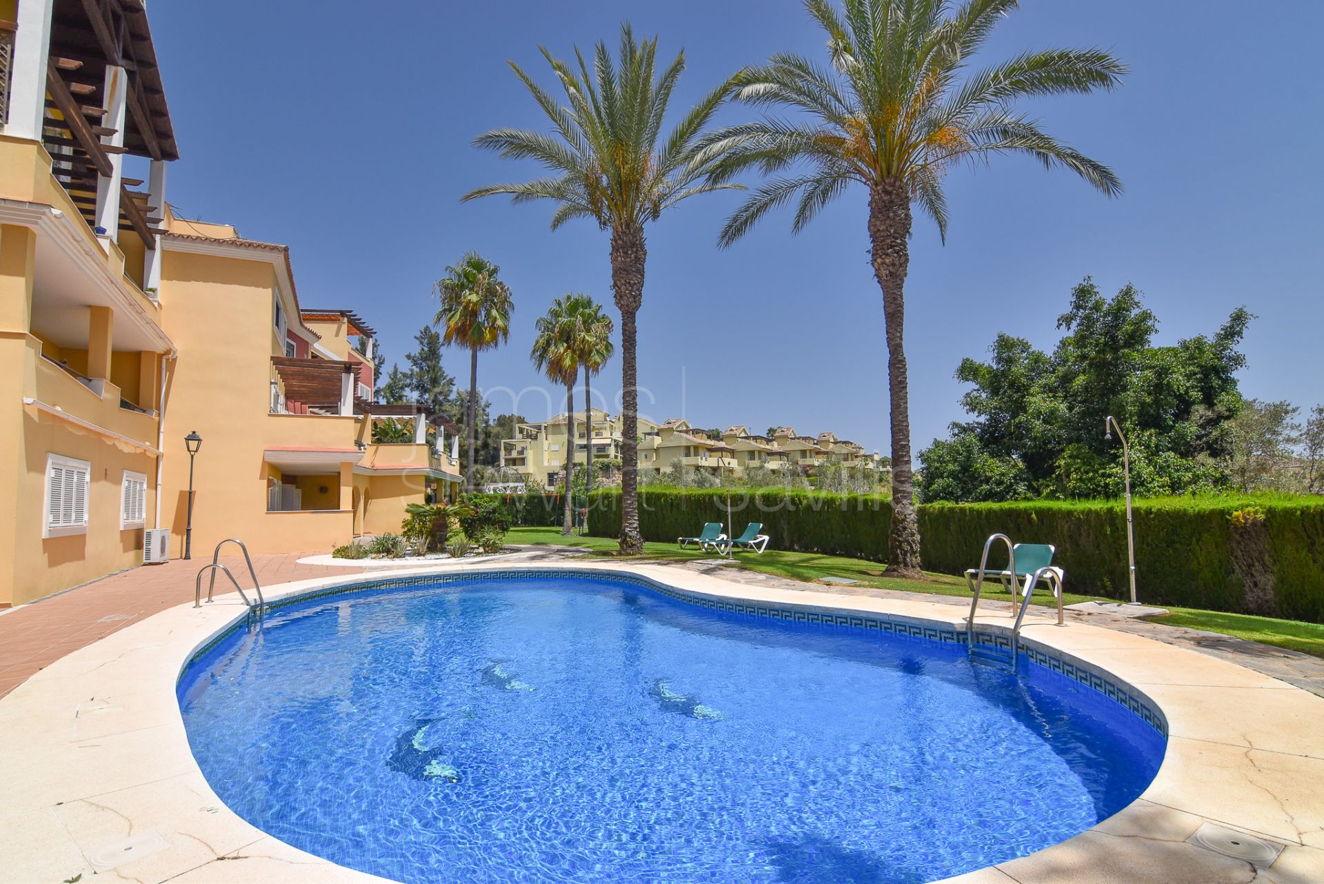 Ático con piscina privada y vistas al mar en Pueblo Nuevo junto a Sotogrande