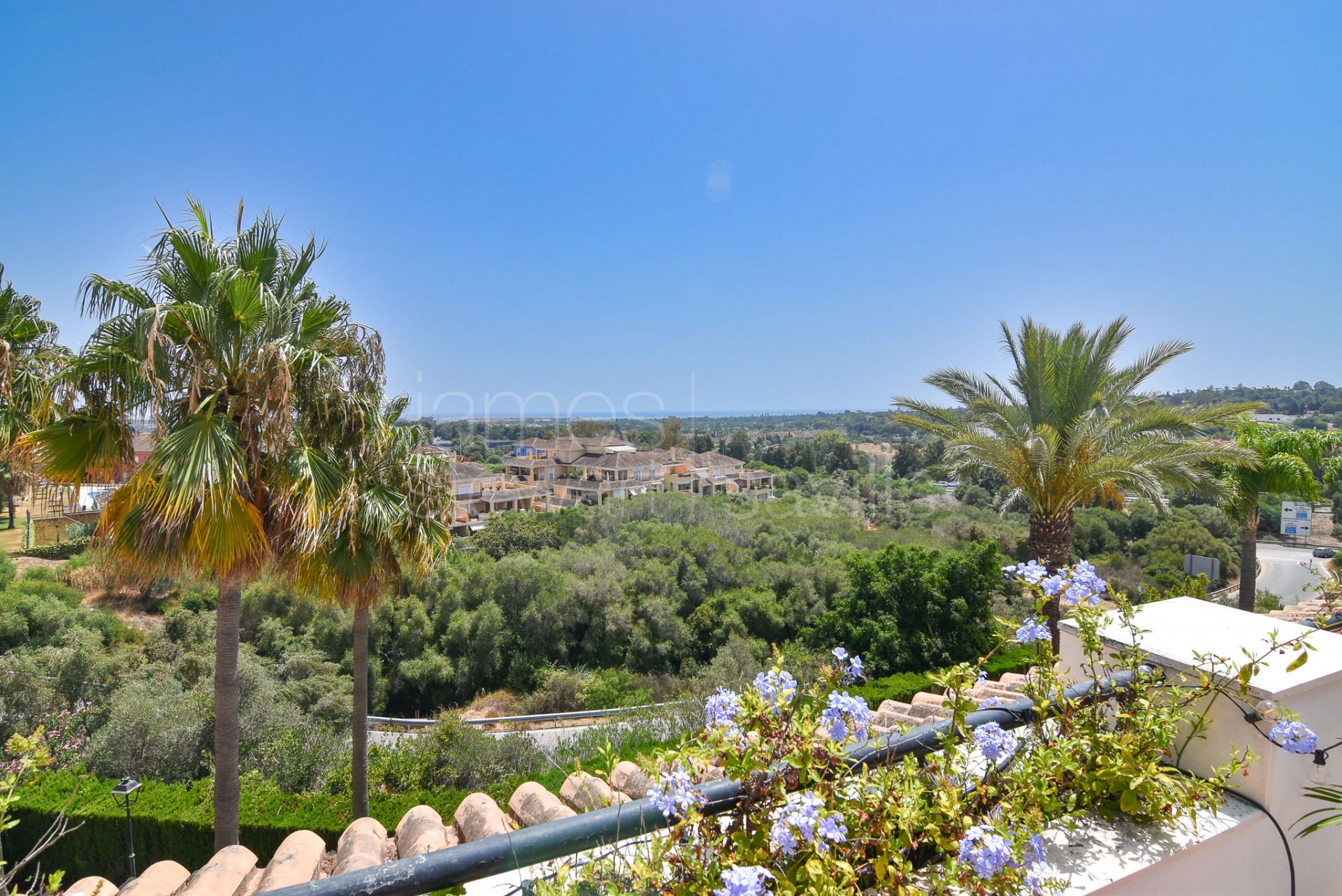 Ático con piscina privada y vistas al mar en Pueblo Nuevo junto a Sotogrande