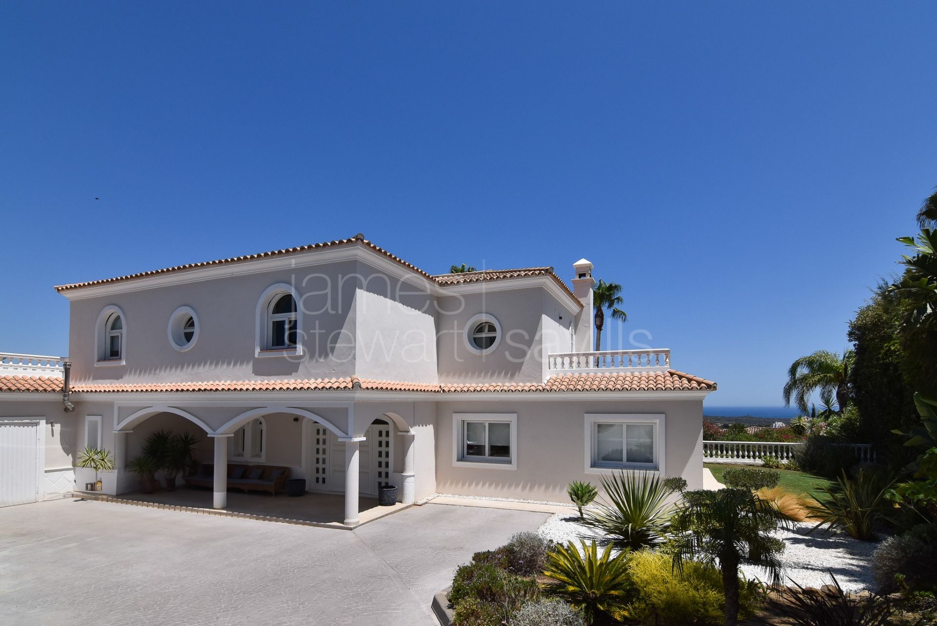 Truly stunning 120º panoramic golf and sea views from all floors