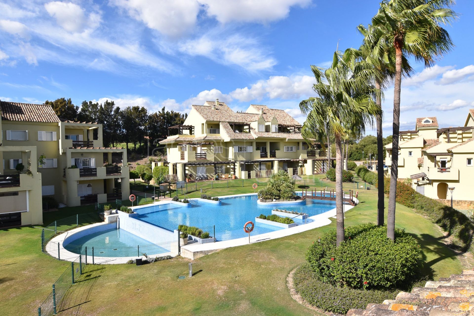 Casa Adosada de Tres Plantas con Solárium, Vistas al Mar y Espacio Multifuncional en Hoyo 1, Sotogrande