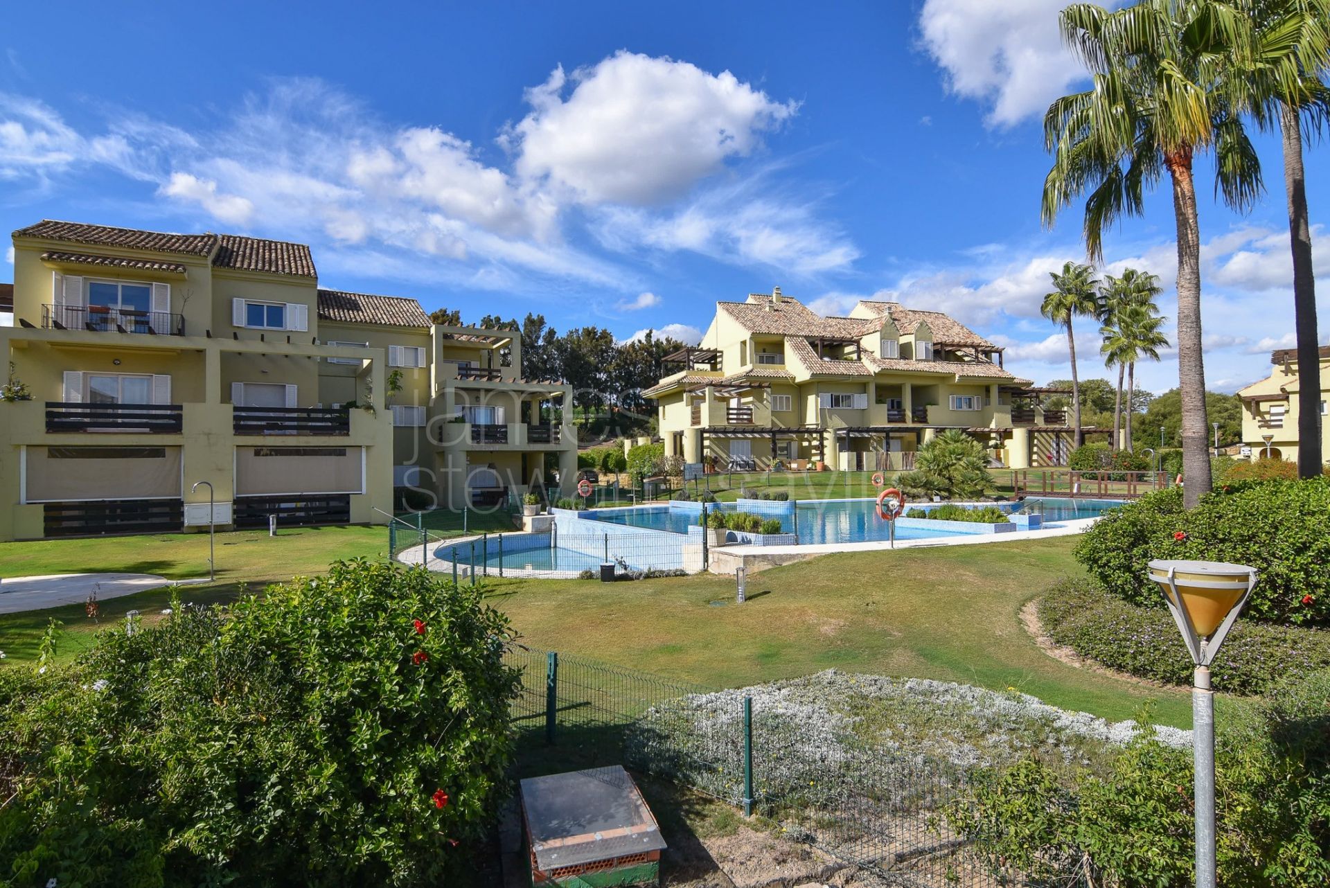 Casa Adosada de Tres Plantas con Solárium, Vistas al Mar y Espacio Multifuncional en Hoyo 1, Sotogrande