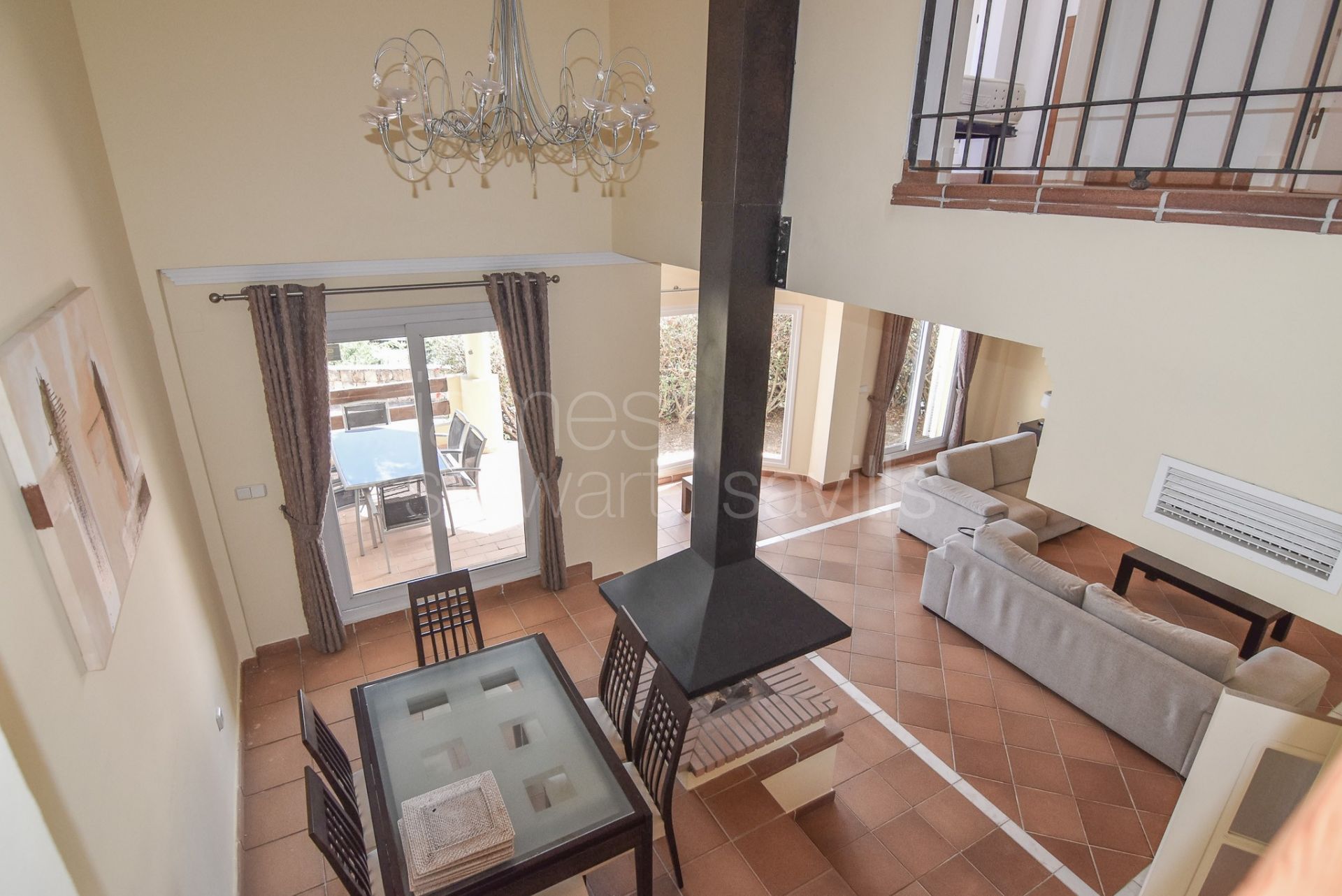 Three-Storey Townhouse with Solarium, Sea Views, and Versatile Basement Space in Hoyo 1, Pueblo Nuevo de Guadiaro.