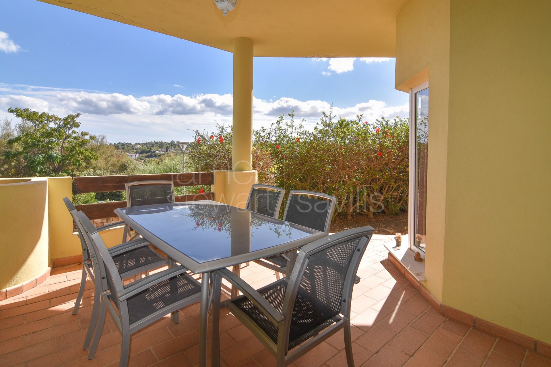 Casa Adosada de Tres Plantas con Solárium, Vistas al Mar y Espacio Multifuncional en Hoyo 1, Sotogrande