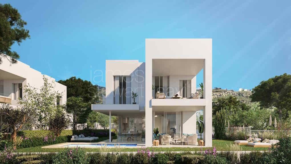 Elegante Villa Contemporánea con Vistas Panorámicas al Estrecho de Gibraltar