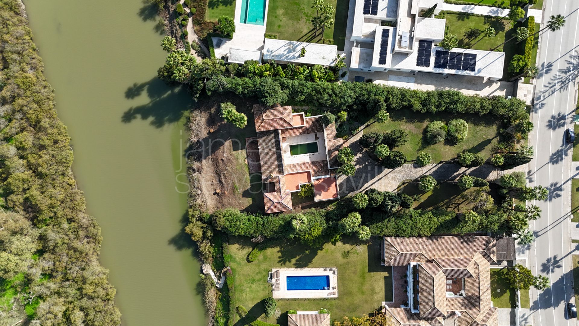 Parcela Exclusiva en Primera Línea del Río para Villa Personalizada en Reyes y Reinas, Sotogrande Costa