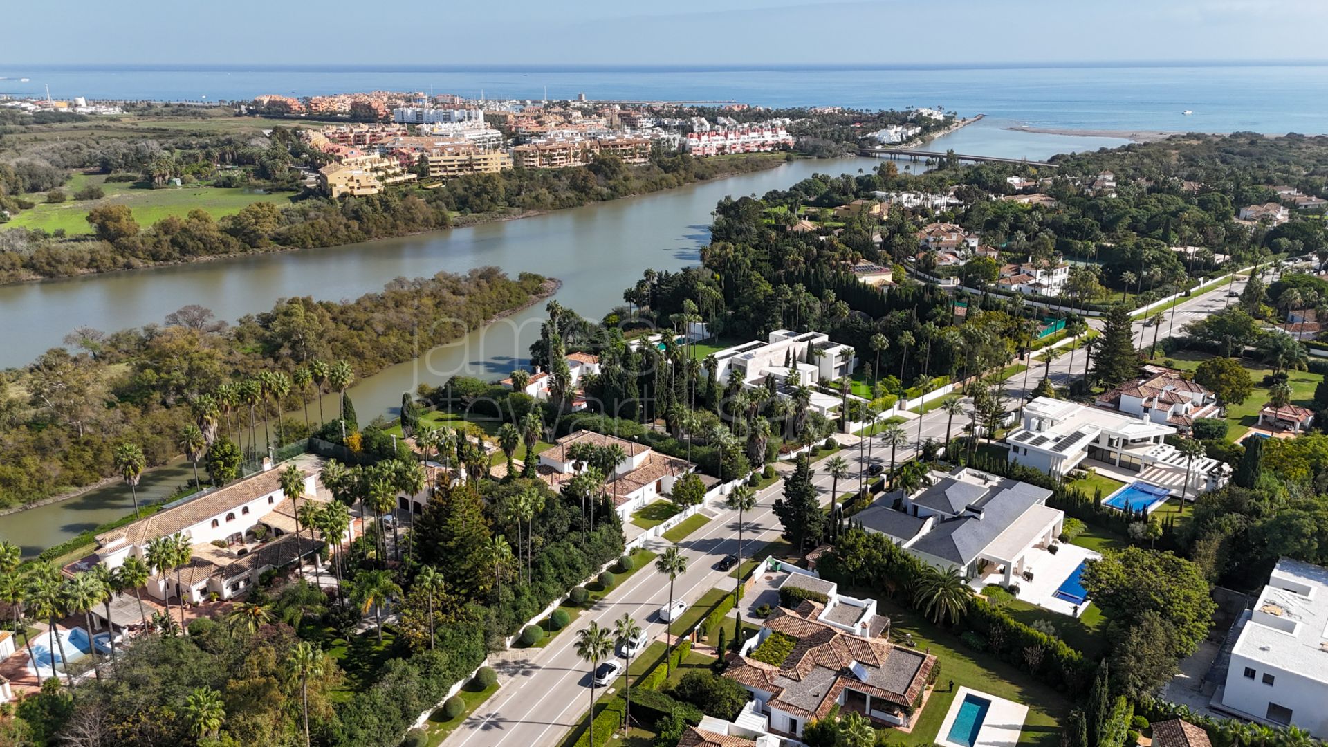 Parcela Exclusiva en Primera Línea del Río para Villa Personalizada en Reyes y Reinas, Sotogrande Costa